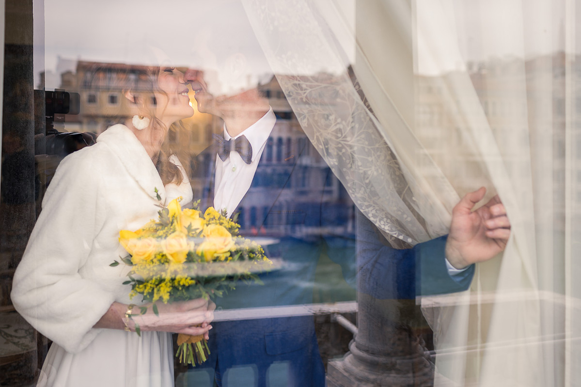 wedding photography on grand canal, reflection on a windw