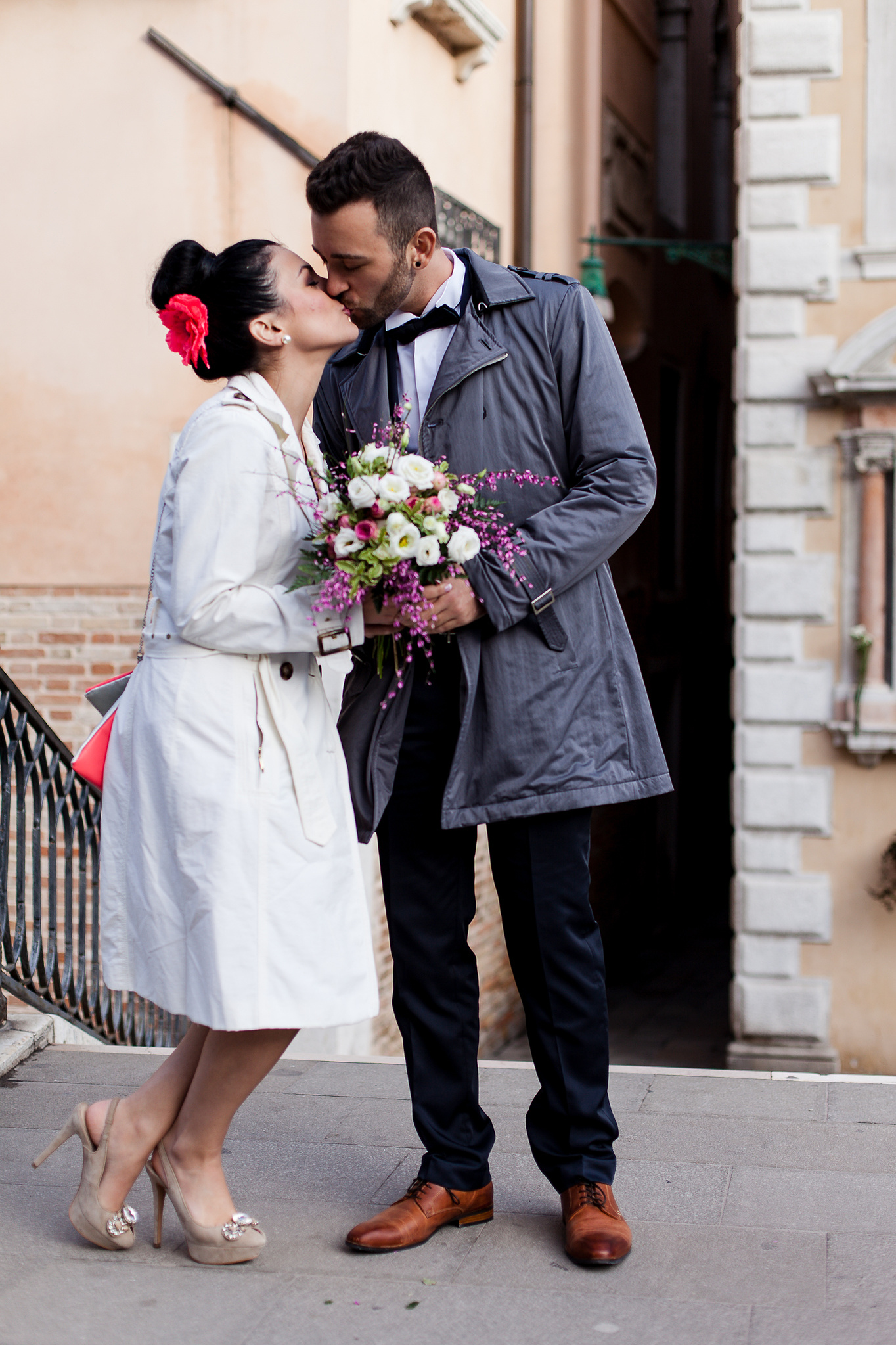 bride and groom kissing on a bridge in Venice