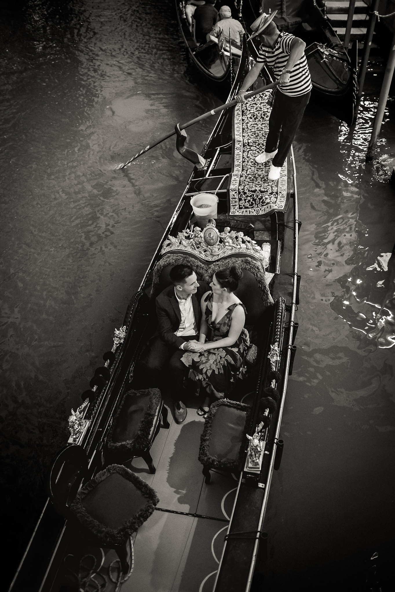 Nighttime gondola tour in Venice to crown an important day