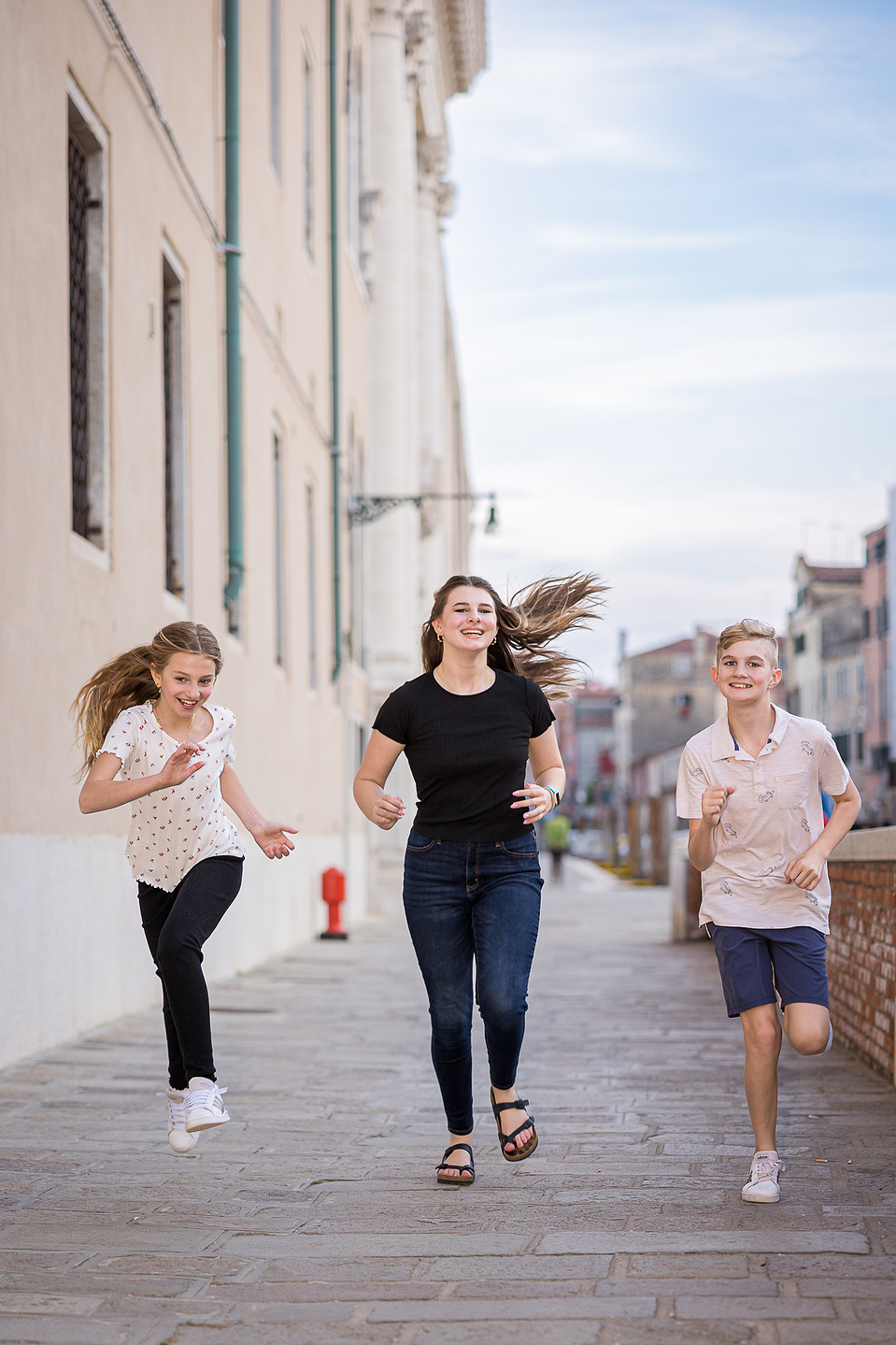 3 children running