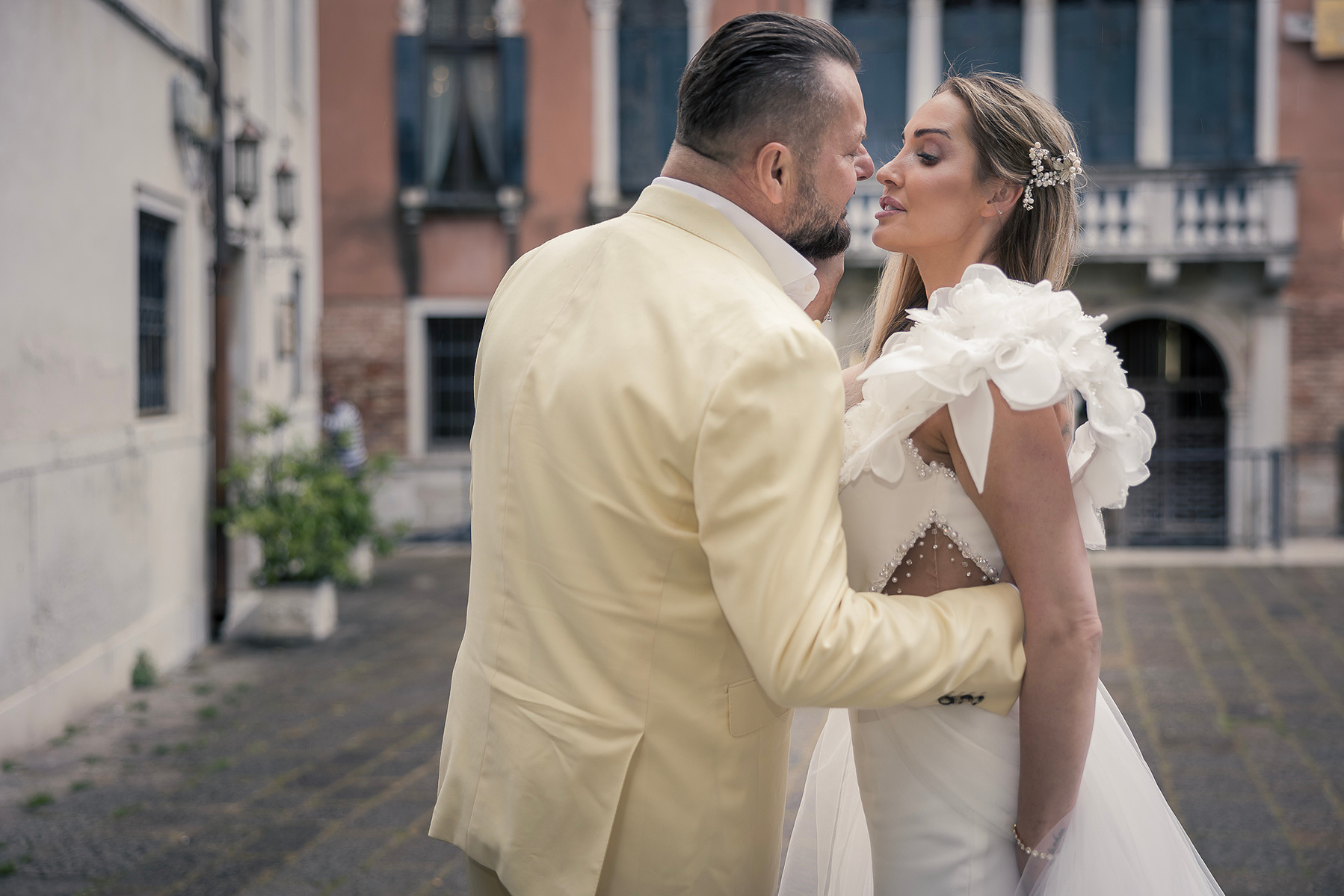 newly weds kissing in Venice