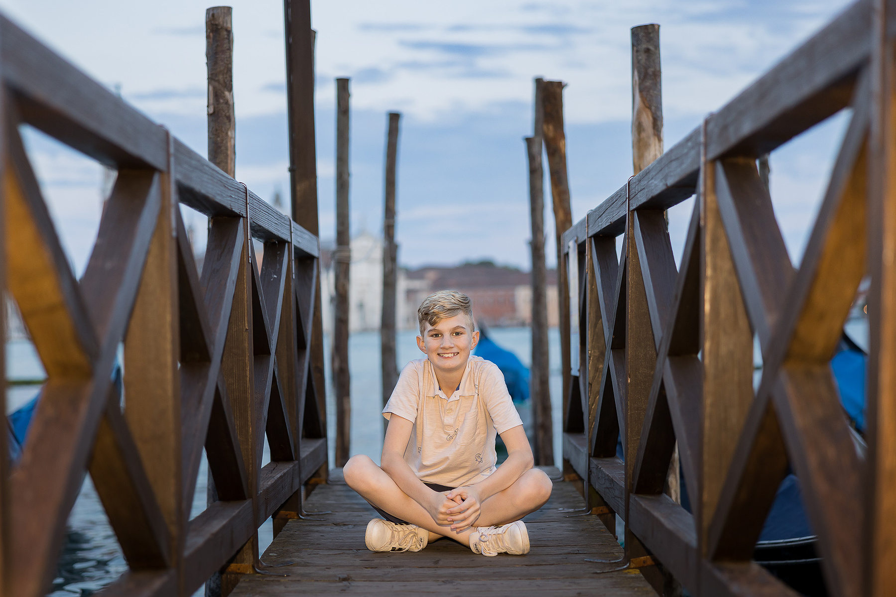 kid sitting at the end of the photosession