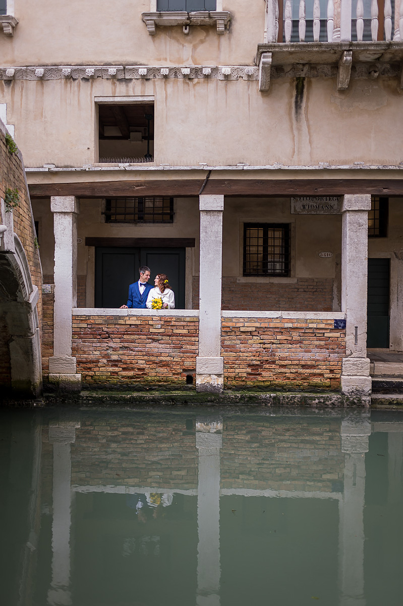 bride and groom in Cannaregio on a canal