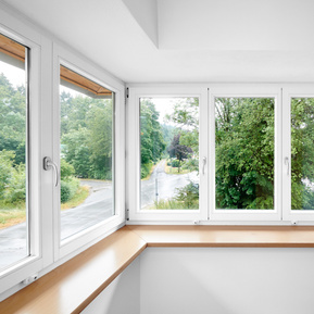   Wohnzimmer mit den typischen Eckfenstern eines Stellwerks, um die Eisenbahn zu sichten.  Upgrade your plan to add custom HTML. View Plans. Text HTML