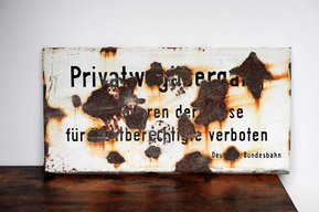Eisenbahn Utensillien. Altes Bahnschild mit Aufschrift Privatwegübergang. 