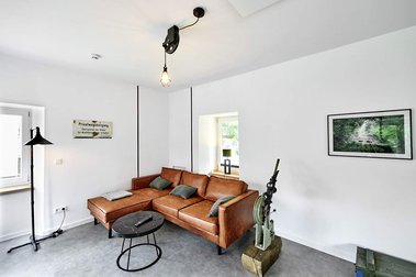 Wohnzimmer industrial mit Sofaecke, altem Weichenhebel und SmartTV für romantische Sofaabende.