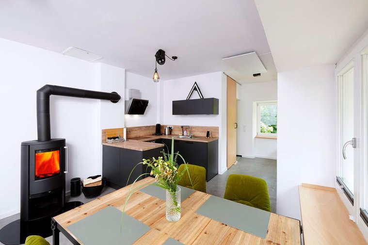 Wohnzimmer, Küche industrial und Essbereich mit Kaminofen TermaTech TT21R.