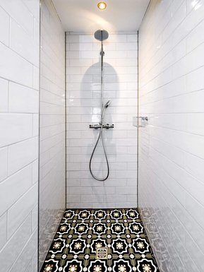 Offene Dusche im Badezimmer mit Retrofliesen aus Italien.