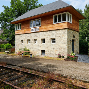 Stellwerk Ringelstein im Jahre 2020 an den Bahngleisen, angrenzend an den Ringelsteiner Wald.