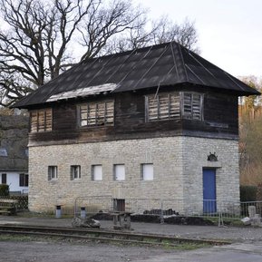 Stellwerk 2015 vor der Sanierung. Altes Bahngebäude aus den 40er Jahren.