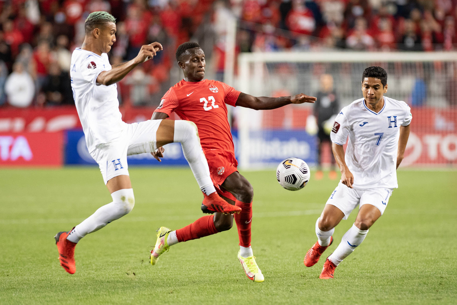 TORONTO, Ont. (02/09/21) - Team Canada's Richie Laryea fights for possession of the ball against Honduras' Kervin Arriaga (left) during a FIFA World Cup qualifier at BMO Field in Toronto on Sept. 8, 2021. The match ended in a 1-1 draw. Photo by Alex Lupul