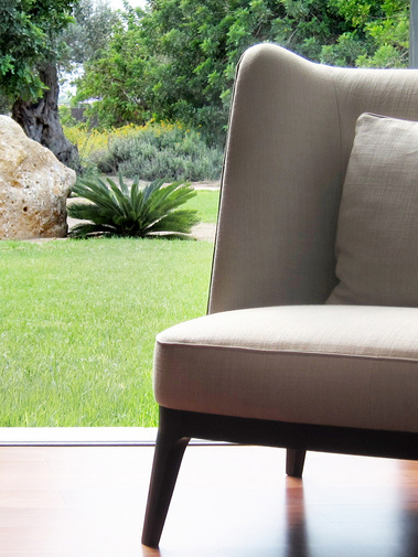Großer Sessel mit beigem Leinenbezug, Italienisches Design, idealer Sitzplatz mit Sicht auf Palmengarten in Spanien. Mood by Flexform Sessel Dragonfly