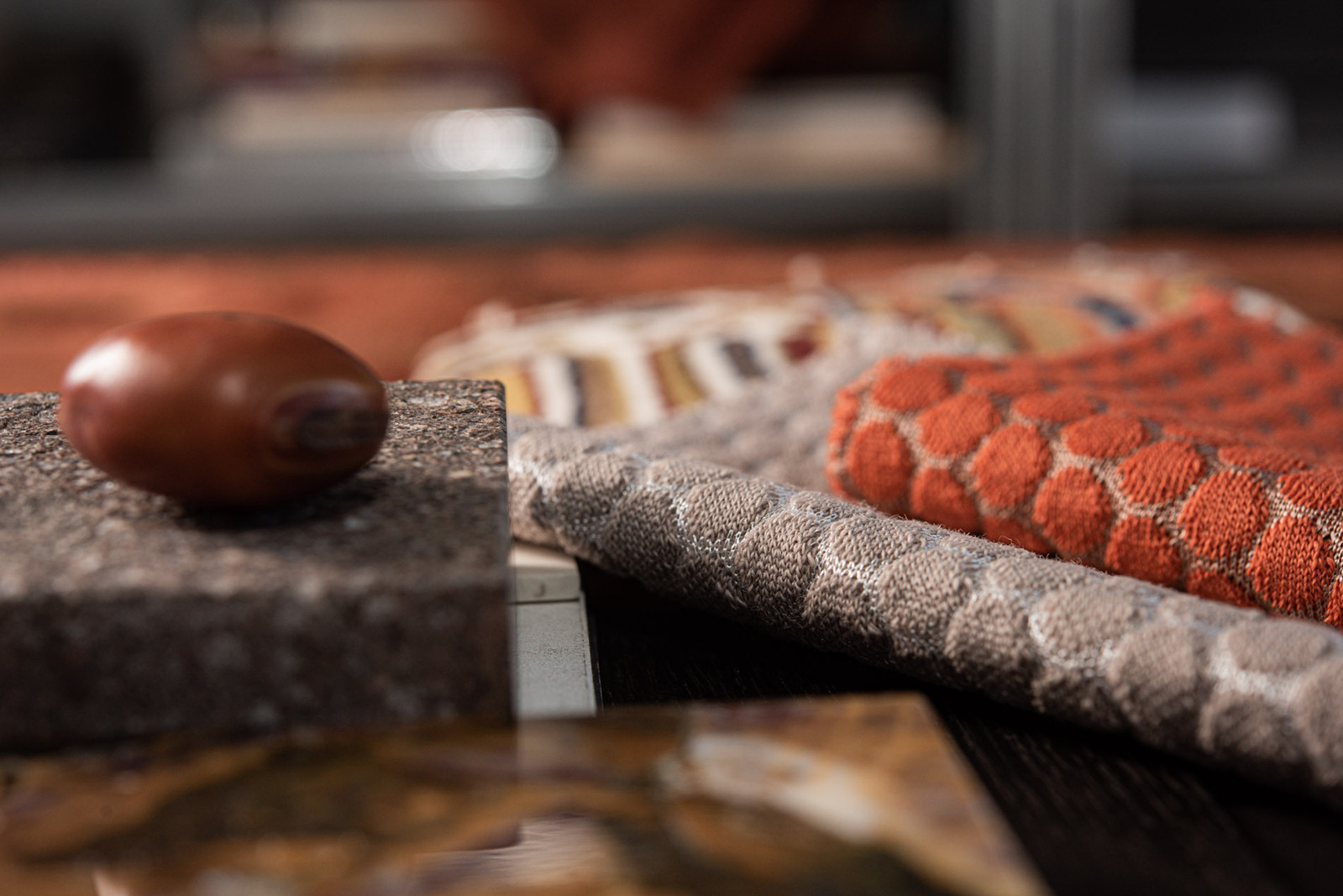 Moodboard Materialien aus Leder, Stoff, Stein und Naturmaterialien. Farben rostbraun, Beige, Sand, Ocker, Marmor