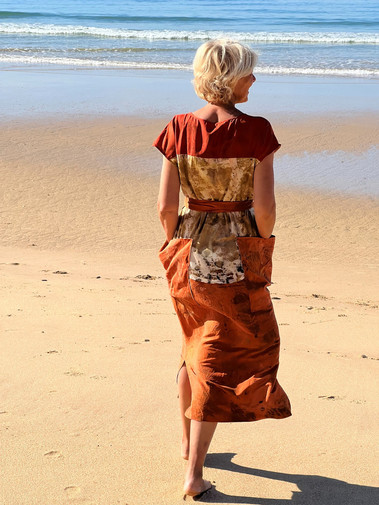 Über mich, Gabriela, mioio design studio.
Privates Bild. Strandspaziergang im Kleid, eigenes Design.