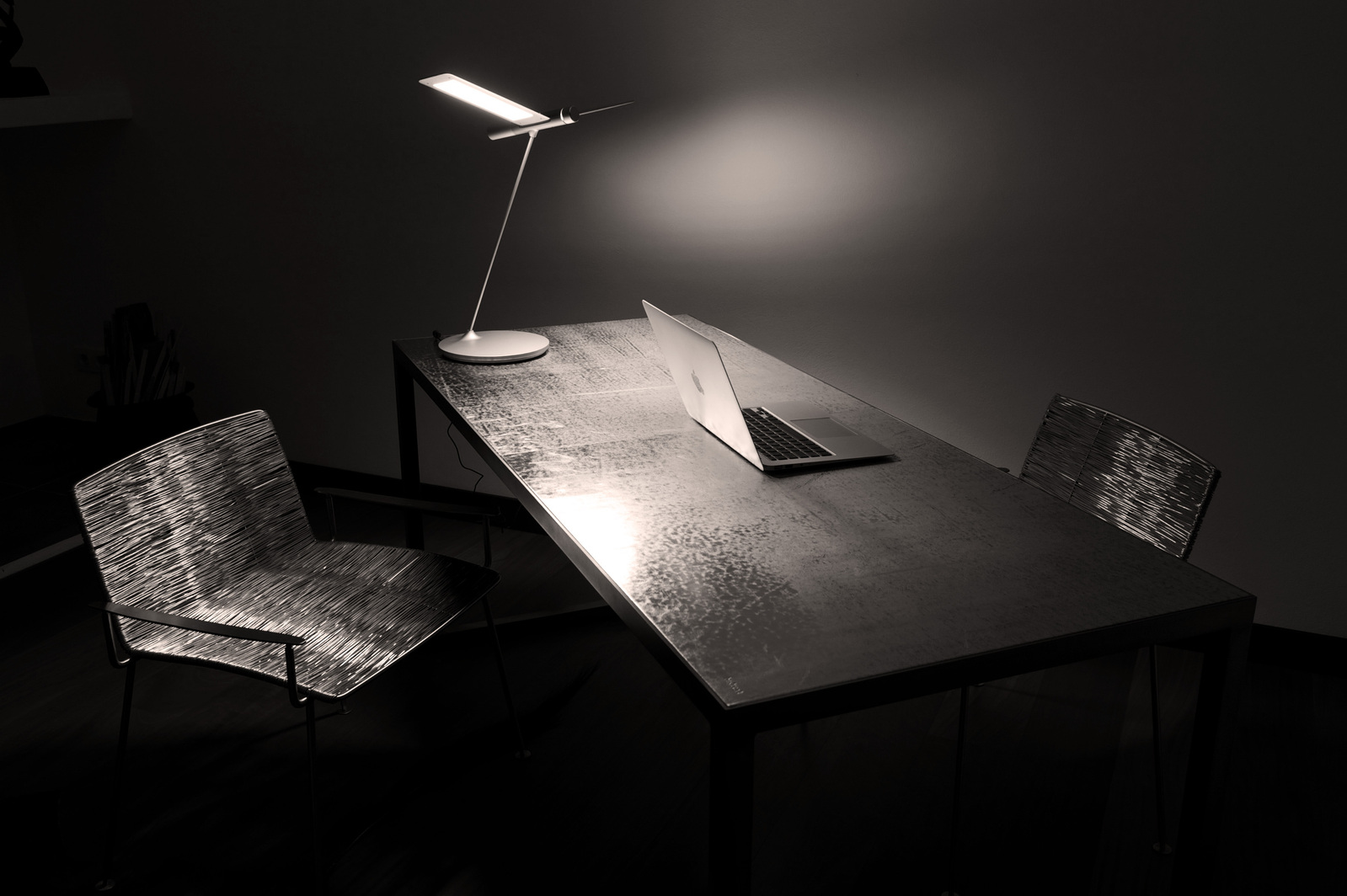 Klassisch Minimalistisch C-Level Büro, Lederschreibtisch Baxter, Stühle von Angoworld, Schreibtischleuchte, Seagull Table Light, QisDesign