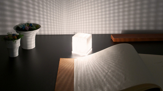 Desk mit Ambientebeleuchtung. Tischleuche, Esstisch on Flexform.  Gästebuch aus Leder in Übergröße von Hermes