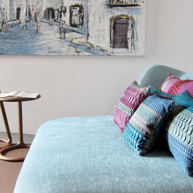 Chillout Sofa-Sessel von Cecotti, Edle bunte Kissen von Margo Selby. Ölbild aus privatbesitz. Künstlerbild mit Ibiza Altstadt-Szene.
Helles inspirierendes Ambiente