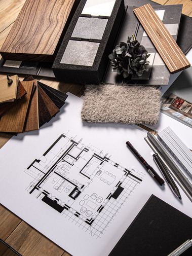 Elegantes Moodboard für Bodenbeläge und Badezimmer.
Warme Hölzer, edler Stein und weiche Teppiche.
Grundrissplanung mit Materialien für ein warmes Ambiente in Naturmaterialien.
Arbeitsplatz einer Innenarchitektin