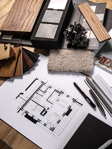 Elegantes Moodboard für Bodenbeläge und Badezimmer.
Warme Hölzer, edler Stein und weiche Teppiche.
Grundrissplanung mit Materialien für ein warmes Ambiente in Naturmaterialien.
Arbeitsplatz einer Innenarchitektin
