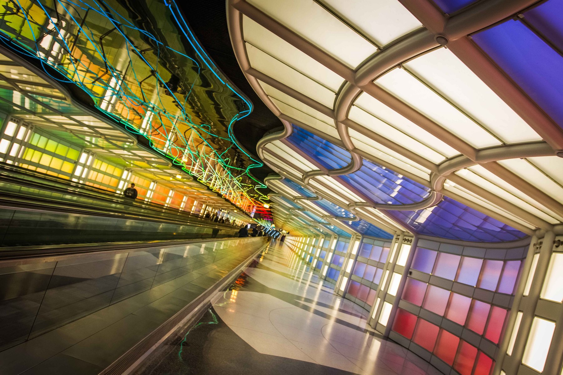 Looking down a hallway in chicago's O'Hare airport.