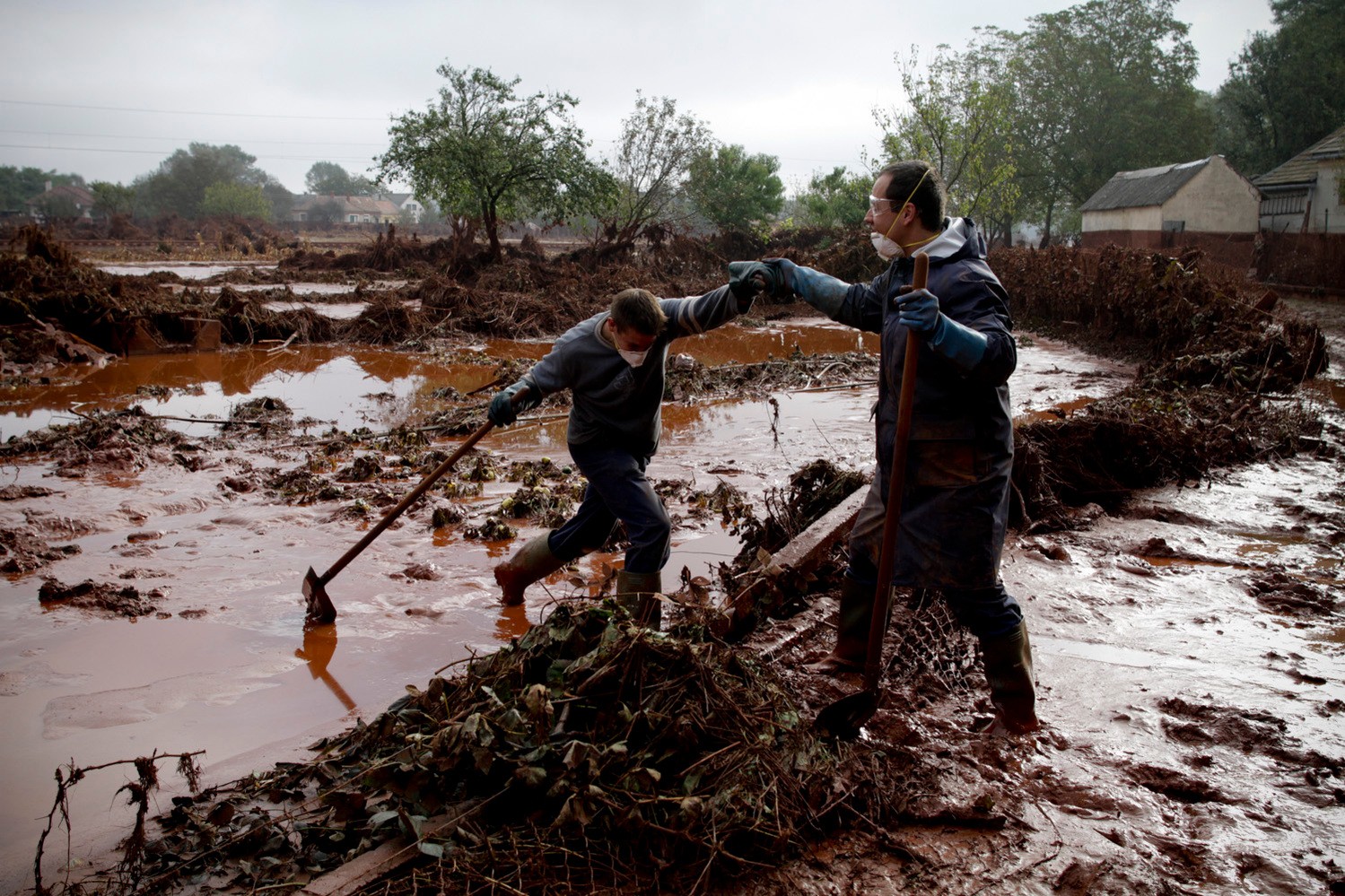 Le village de Kolontar recouvert de boues toxiques à quelques kilomètres de l'usine d'aluminium de Ajka. Le gouvernement hongrois a déclaré mardi l’état d’urgence dans trois départements de l’ouest du pays suite à une inondation de boue toxique qui a déjà