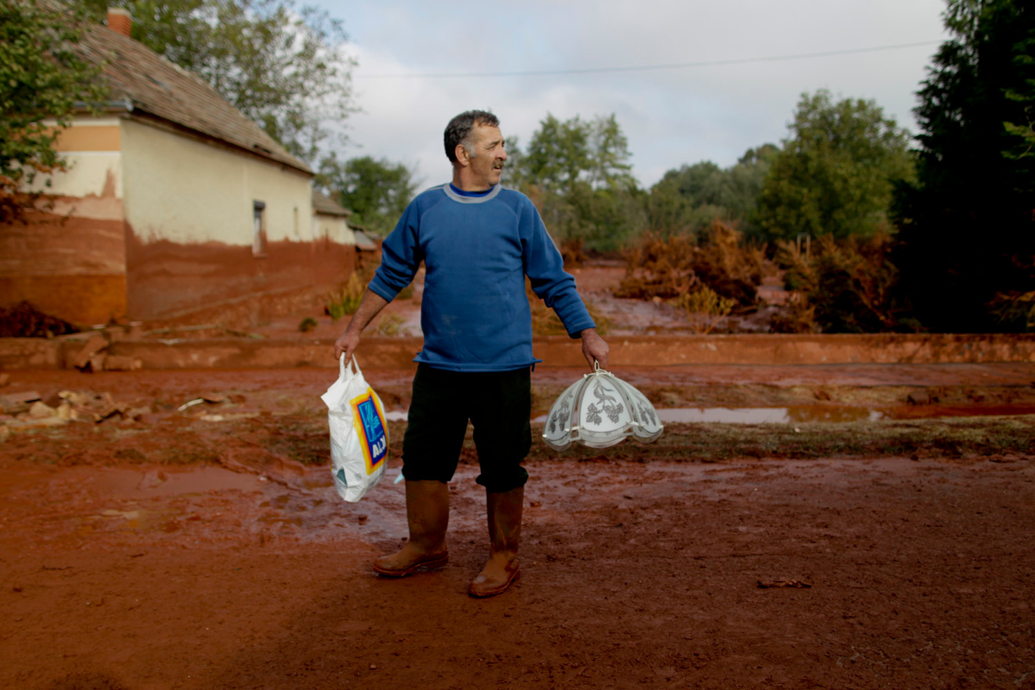 Le village de Kolontar recouvert de boues toxiques à quelques kilomètres de l'usine d'aluminium de Ajka. Le gouvernement hongrois a déclaré mardi l’état d’urgence dans trois départements de l’ouest du pays suite à une inondation de boue toxique qui a déjà