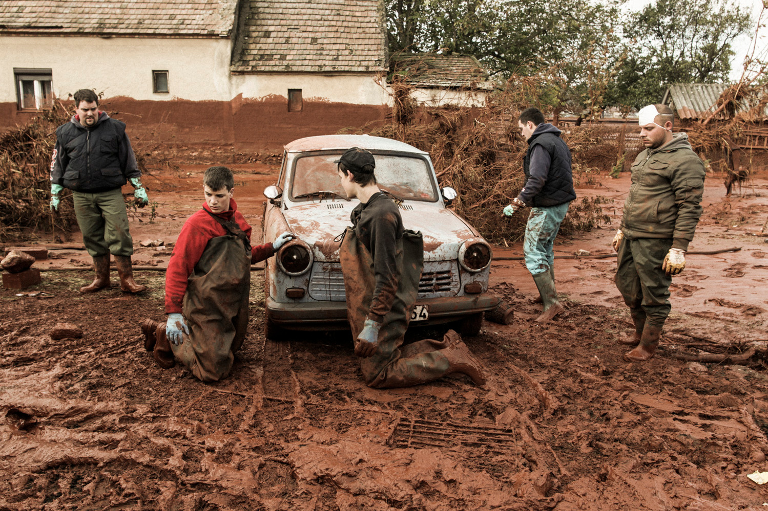 Le village de Kolontar recouvert de boues toxiques à quelques kilomètres de l'usine d'aluminium de Ajka. Le gouvernement hongrois a déclaré mardi l’état d’urgence dans trois départements de l’ouest du pays suite à une inondation de boue toxique qui a déjà
