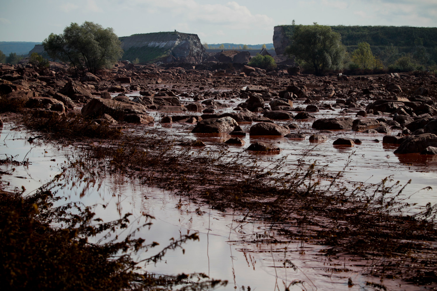 Le village de Kolontar recouvert de boues toxiques à quelques kilomètres de l'usine d'aluminium de Ajka. Le gouvernement hongrois a déclaré mardi l’état d’urgence dans trois départements de l’ouest du pays suite à une inondation de boue toxique qui a déjà