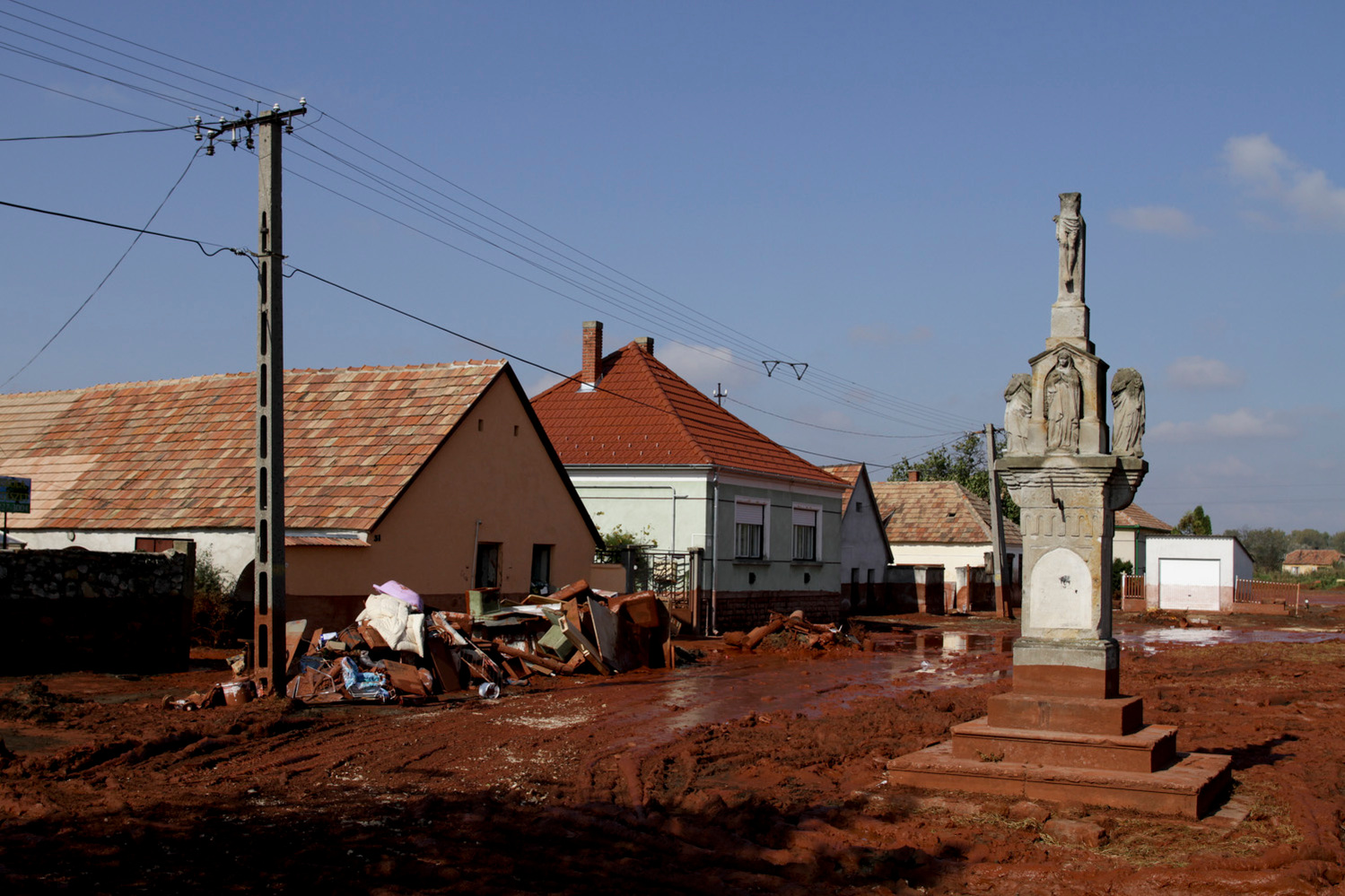 Le village de Bevecser recouvert de boues toxiques. Le gouvernement hongrois a déclaré mardi l’état d’urgence dans trois départements de l’ouest du pays suite à une inondation de boue toxique qui a déjà fait quatre morts et prend l’ampleur d’une "catastro