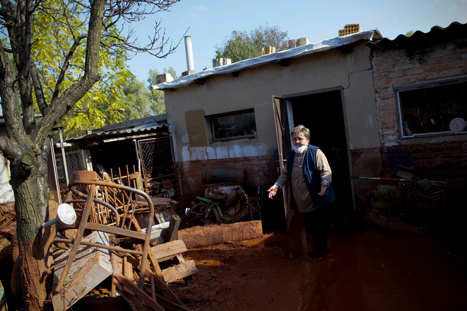 Le village de Bevecser recouvert de boues toxiques. Le gouvernement hongrois a déclaré mardi l’état d’urgence dans trois départements de l’ouest du pays suite à une inondation de boue toxique qui a déjà fait quatre morts et prend l’ampleur d’une "catastro