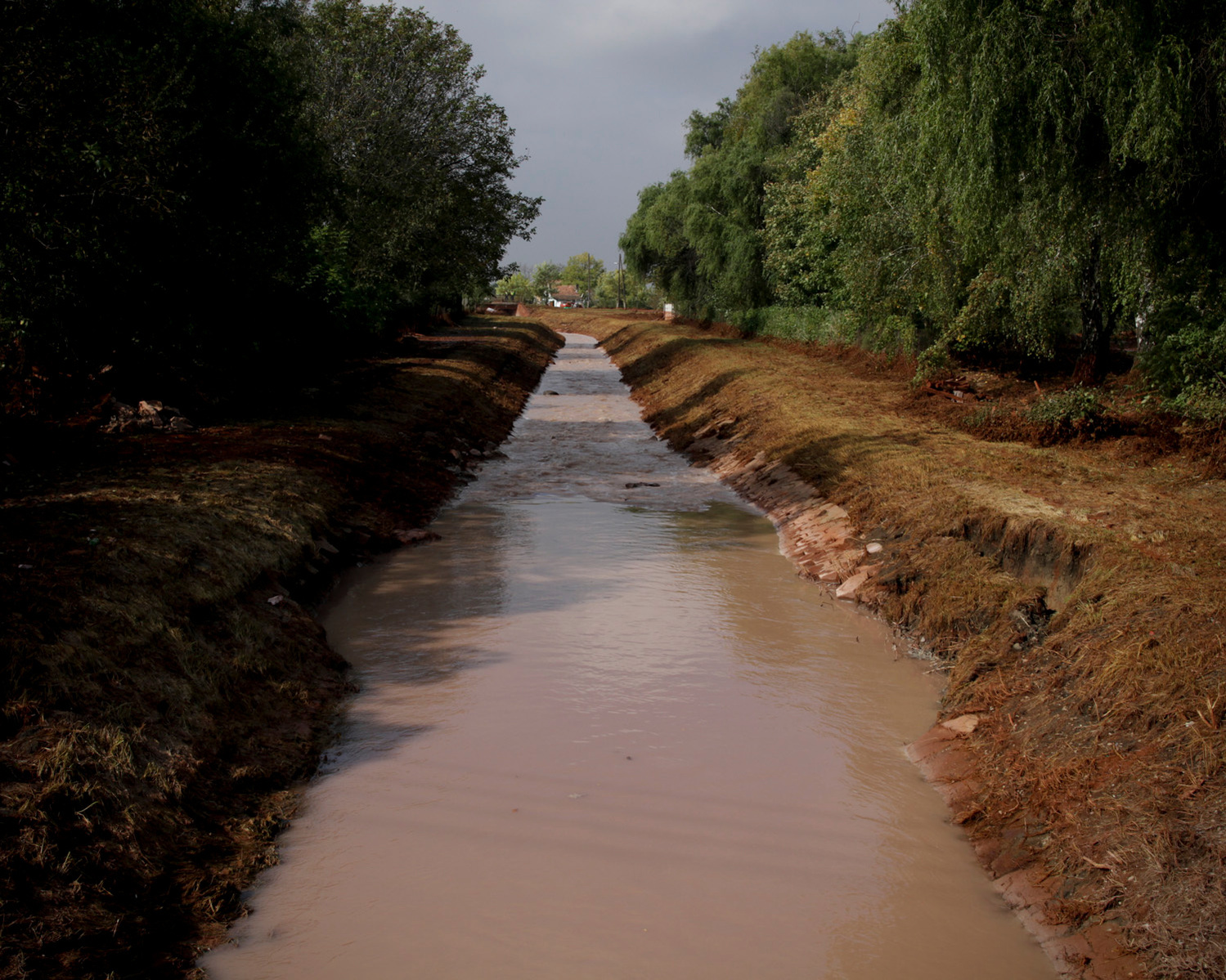 Le village de Bevecser recouvert de boues toxiques. Le gouvernement hongrois a déclaré mardi l’état d’urgence dans trois départements de l’ouest du pays suite à une inondation de boue toxique qui a déjà fait quatre morts et prend l’ampleur d’une "catastro