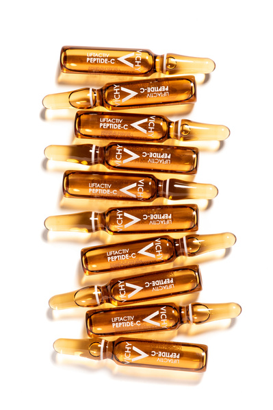 Ampoules cosmétiques de vitamine C de la marque Vichy, sur fond blanc. 