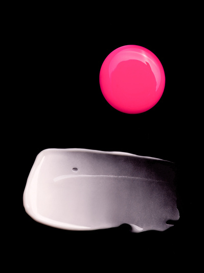 Textures de produits de beauté, vernis à ongles et crème hydratante, sur fond noir.