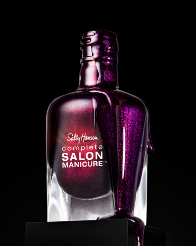 Produit de beauté, vernis à ongles, ouvert, avec coulisse sur le côté, sur fond noir.