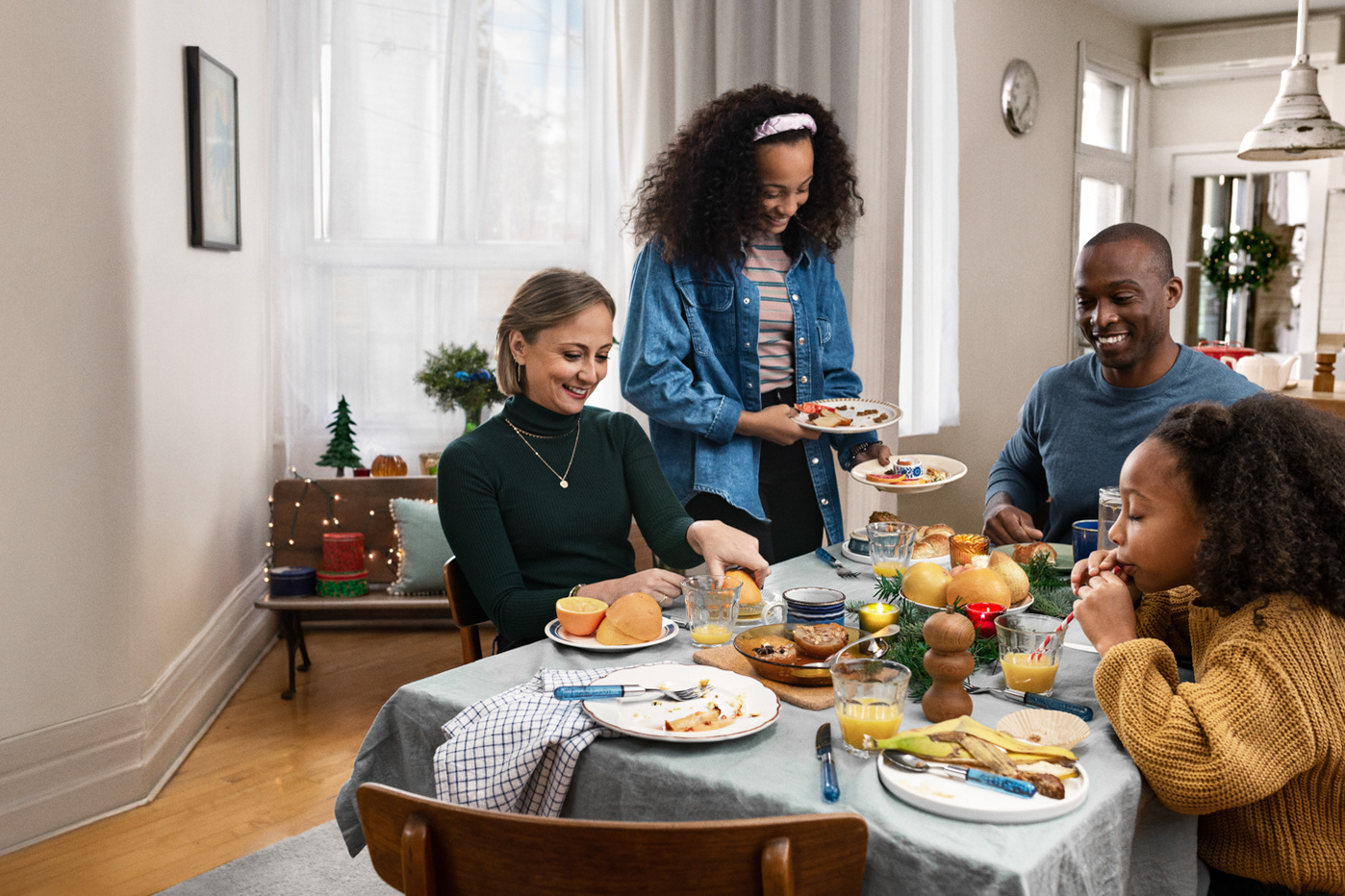 Famille avec deux enfants qui déjeune à la maison à Montréal.