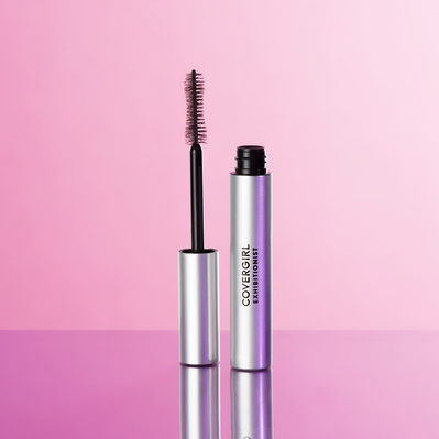 Mascara ouvert sur fond rose et mauve.