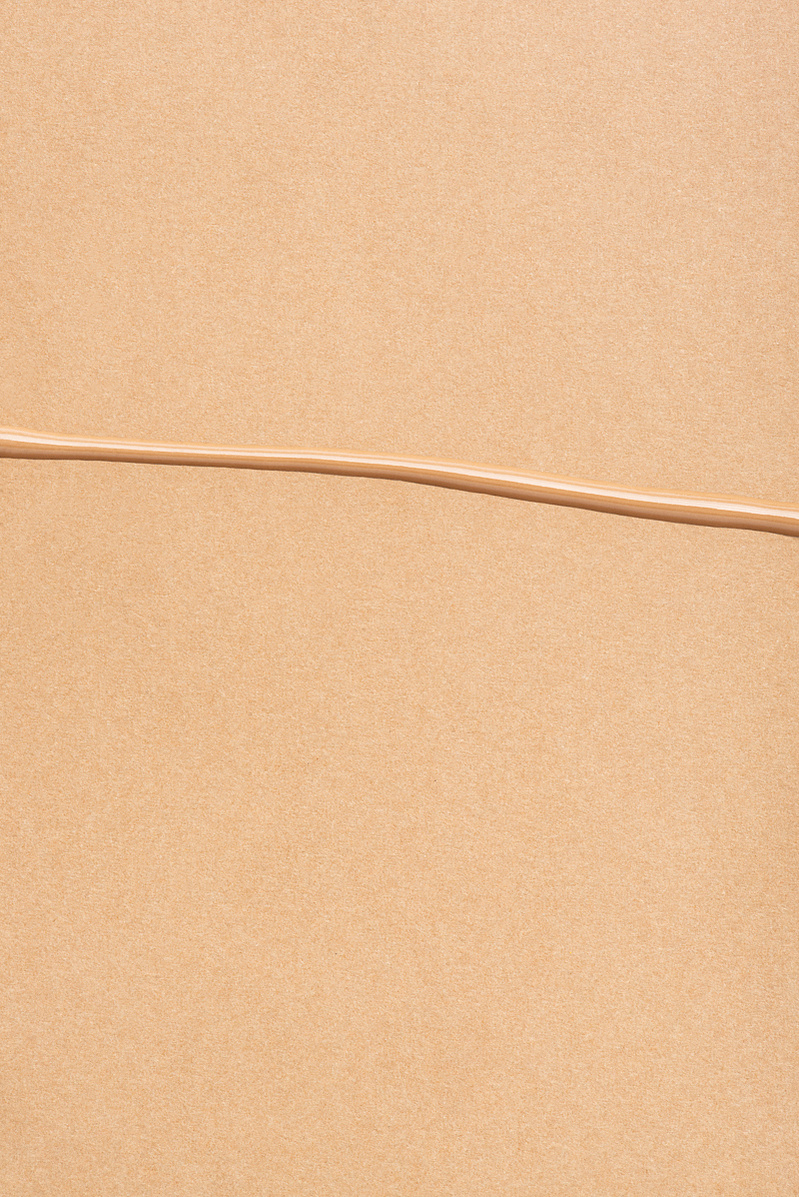 Trait de produit de beauté cosmétique beige sur fond de papier beige.