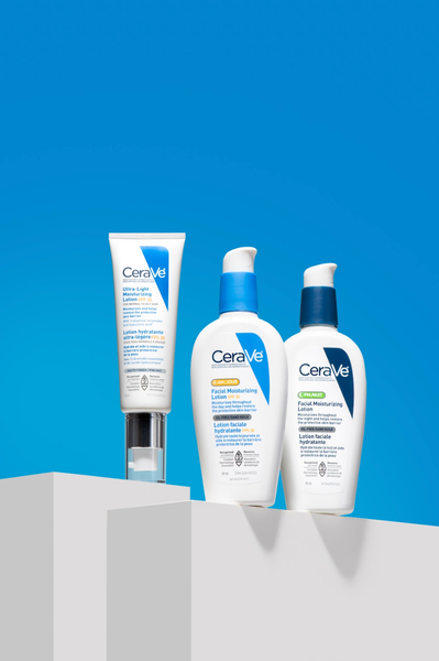 Trio de produits de beauté sur des blocs gris, sur fond bleu.