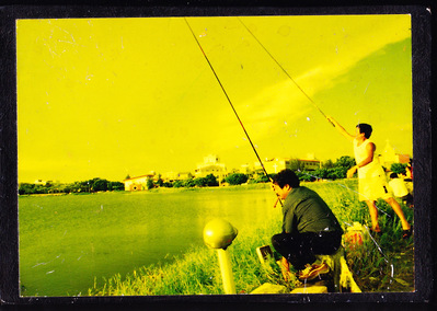 Photograph of men fishing (Ta-poo tiò-hî), Tainan, 1990s