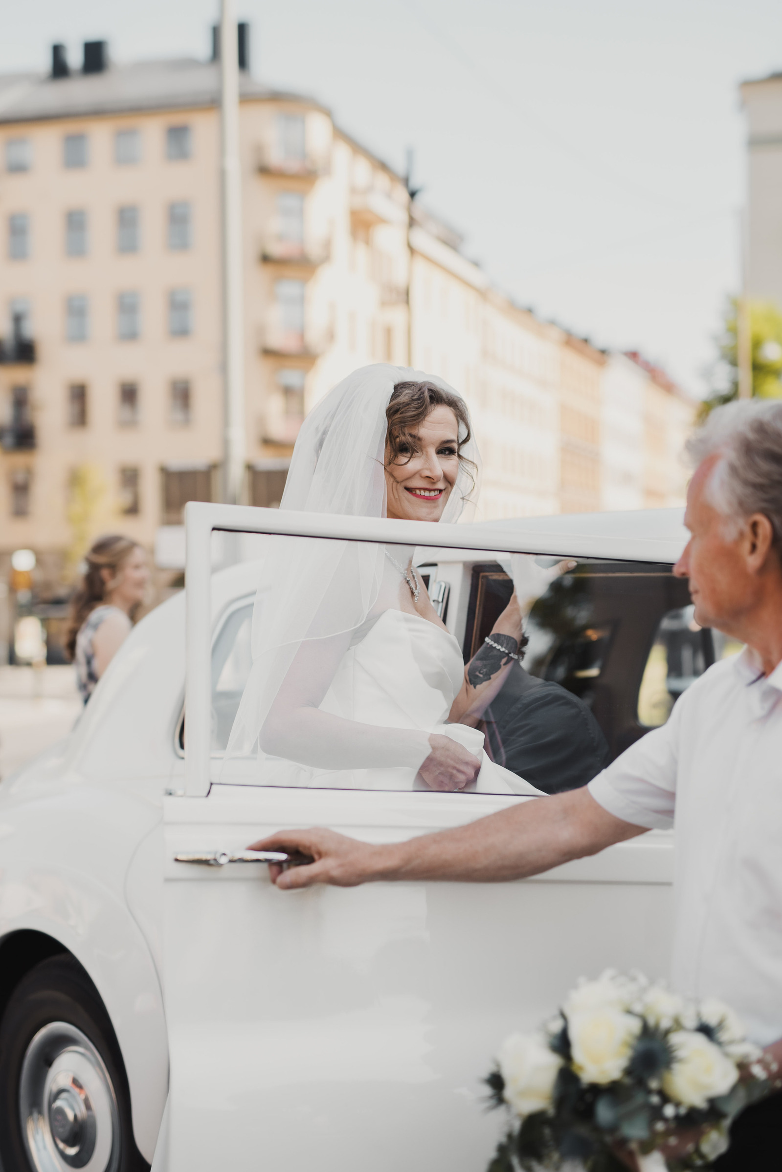 Bruden på väg i limousin  till bröllopsfest i Saltsjöbaden i Stockholm.