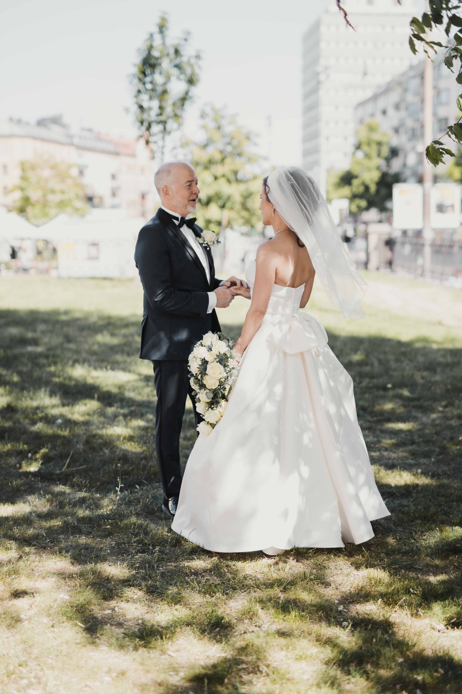 Bröllopspar under first look utanför kyrkan i Vasastan i Stockholm.