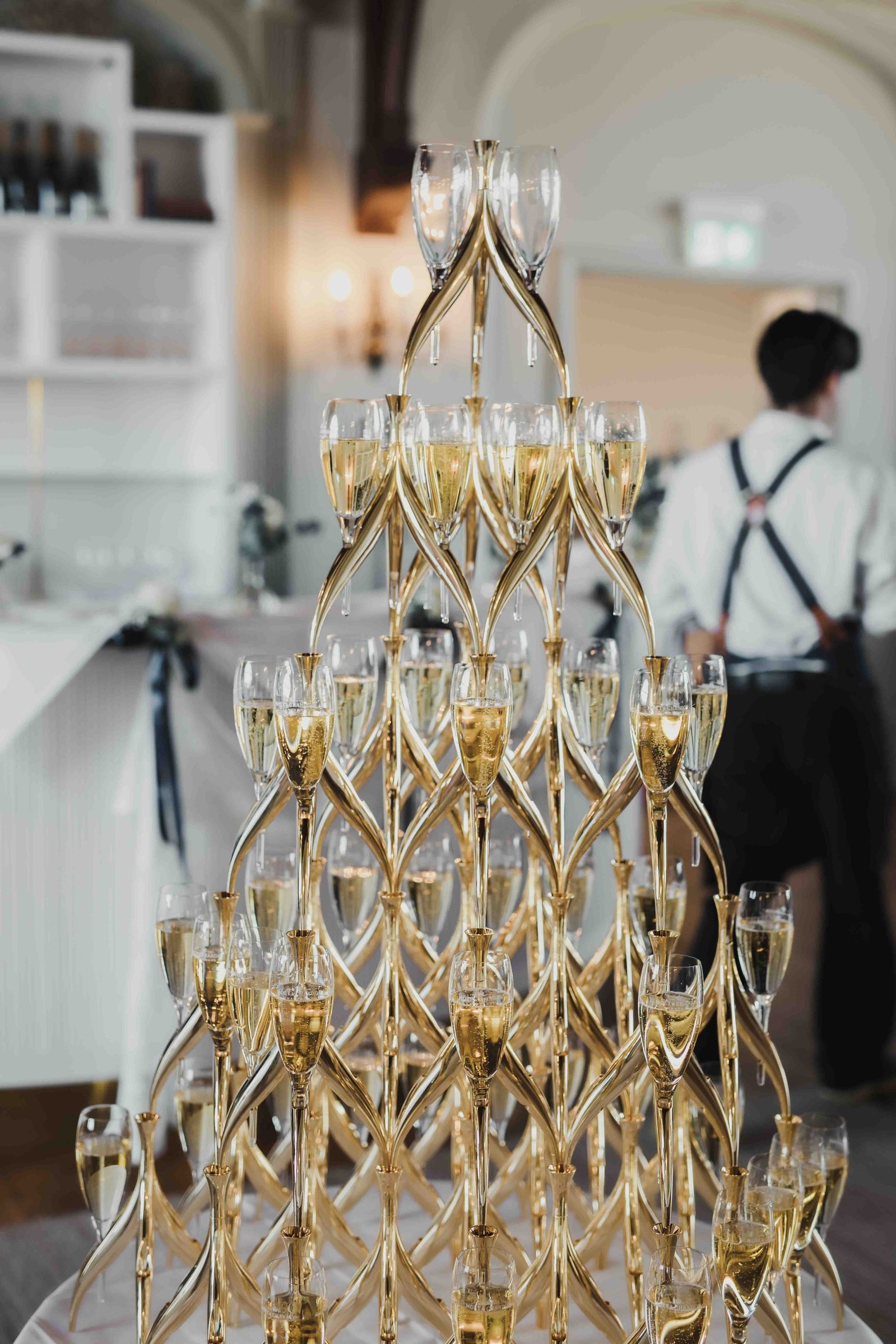 Champagne tornet är precis fyllt med härligt bubbel i alla glas i festlokalen på Grand Hotell i Saltsjöbaden Stockholm.