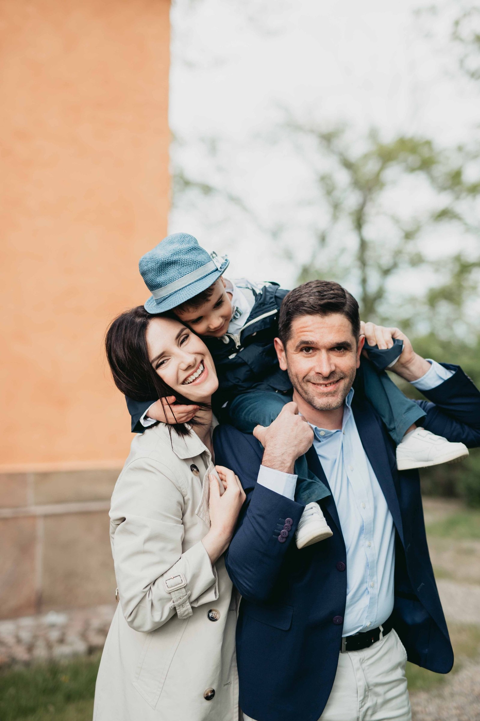 Stora kramar på mamma och pappa under familje fotografering i Stockholm Odenplan.