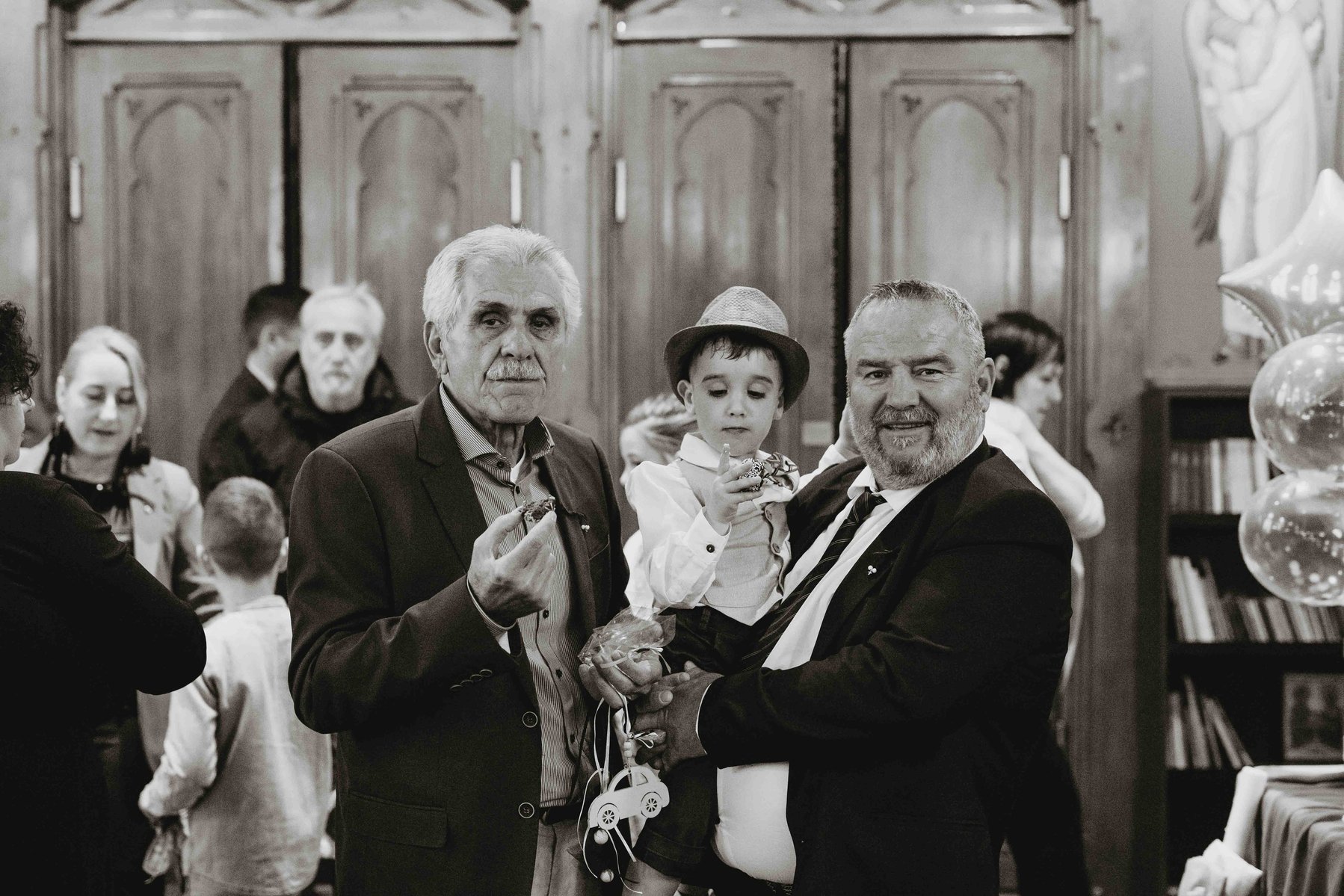 Familje foto och porträtt efter dopet i grekiska kyrkan.
