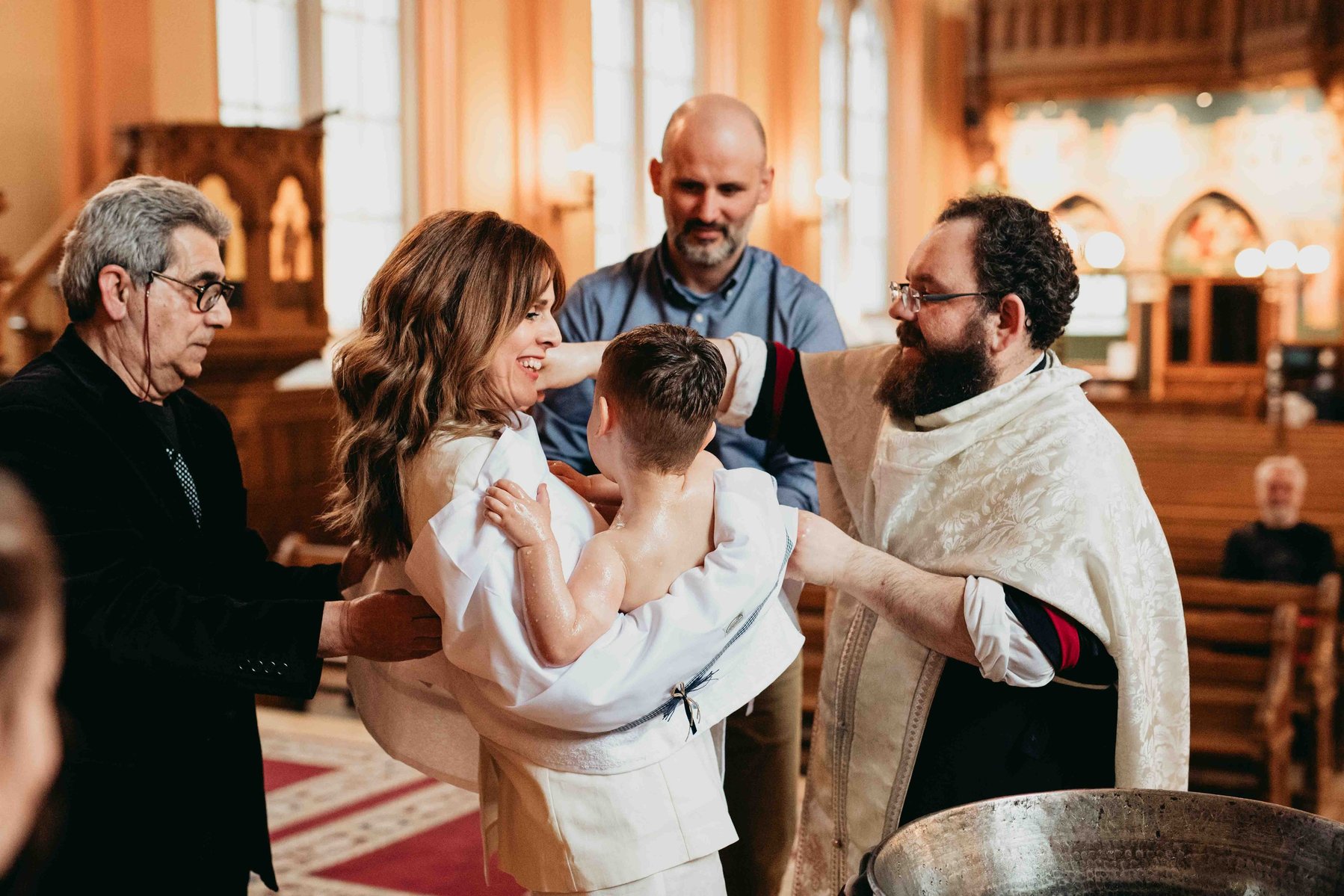Dop med präst och gäster i grekiska kyrkan i Stockholm.