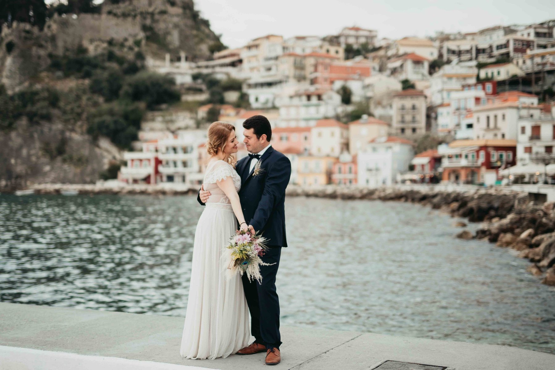 Drömmen om bröllop utomlands blir sann för många par - bild från turist orten Parga i Grekland. 