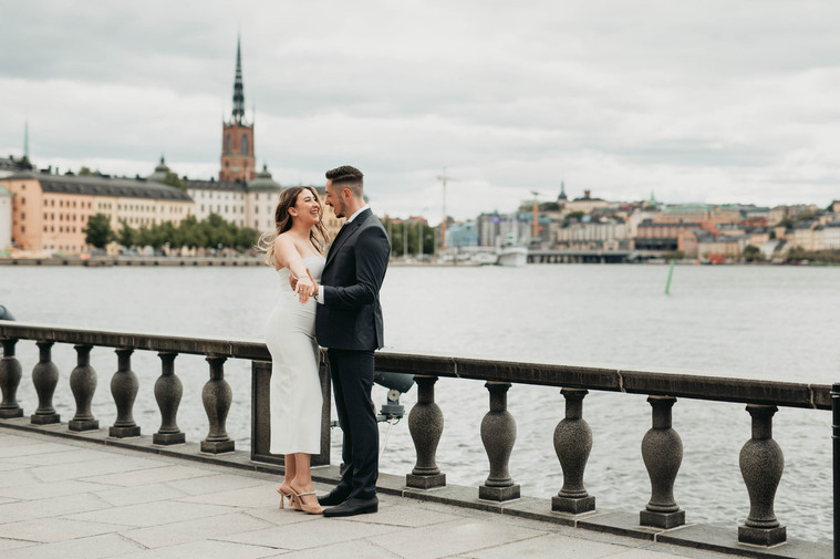 Par fotografering utanför Stockholms stadshus med finaste utsikten mot Riddarholmen och Södermalm.