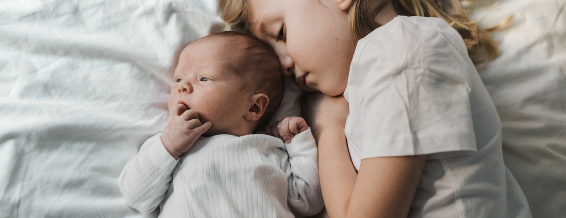 Nyfodd bebis med sin storasyster, fotografering hemma i Stockholm med familjen. 