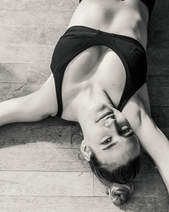 Lingerie, bunnyandclaude, photoshoot, fashion, eco-friendly, cotonbio, slowfashion,montrealdesigner, beauté, t-shirt noir, pomme grenade, noir, eleonore lagarce, danseuse
