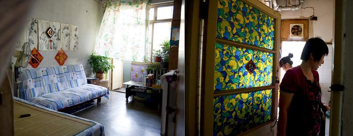 wang meng, jeune fille chinoise, chez elle dans le film documentaire my lucky bird, chine, pekin, elisa haberer